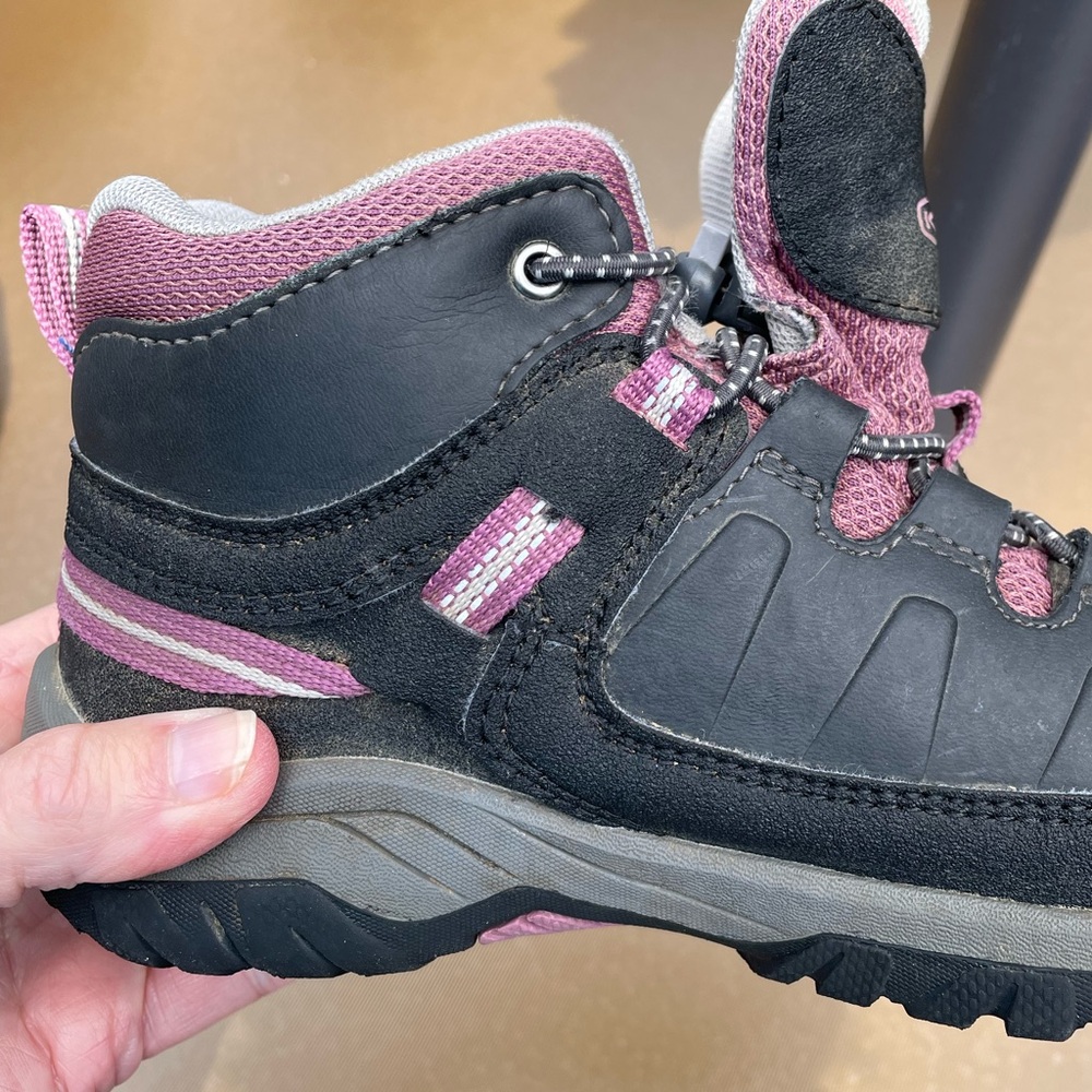 KEEN kids size 1 Targhee Low walking shoe.